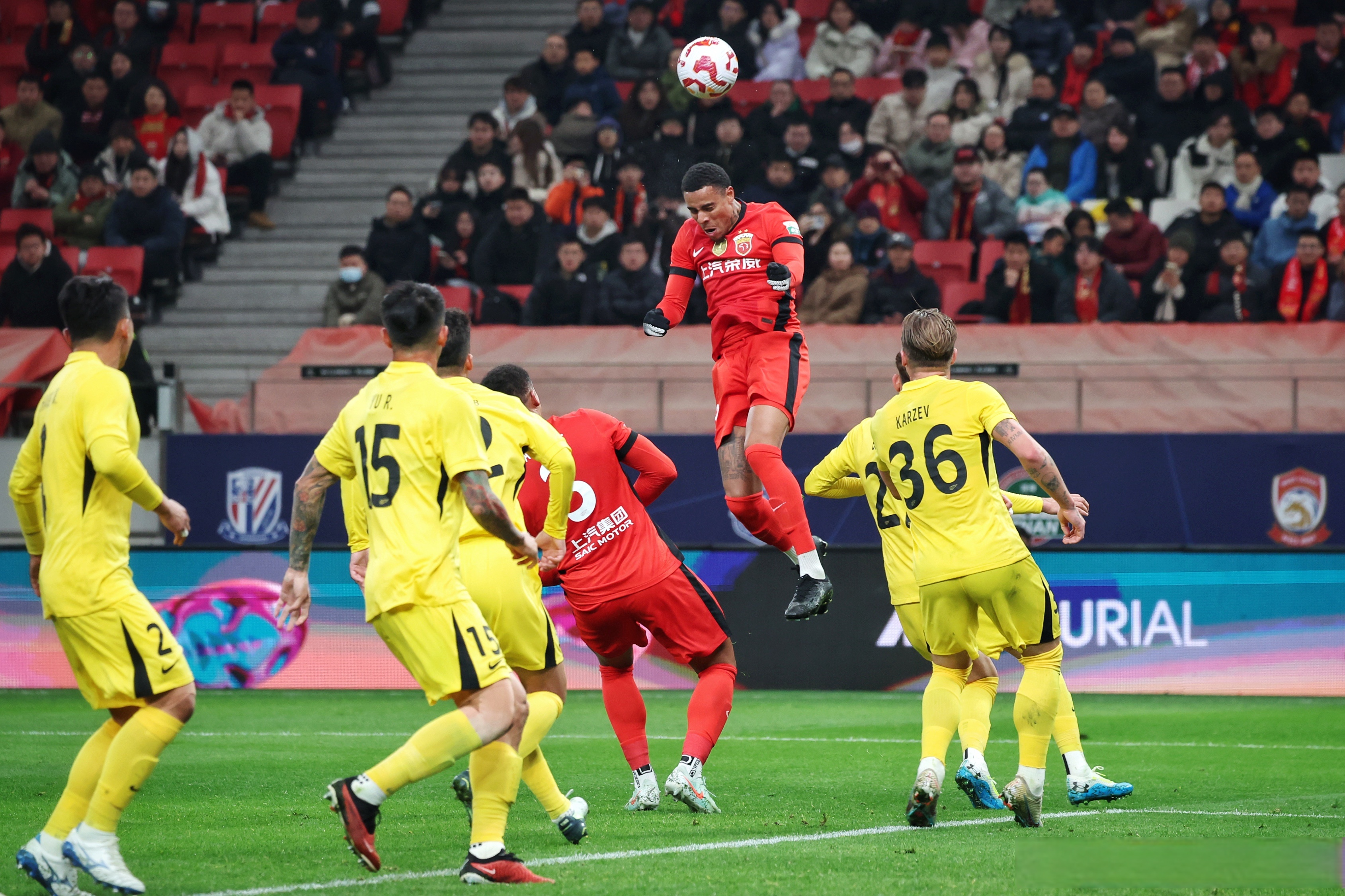 皇冠体育-精彩的足球比赛中选手们的表现让人动容(精彩纷呈的足球比赛)