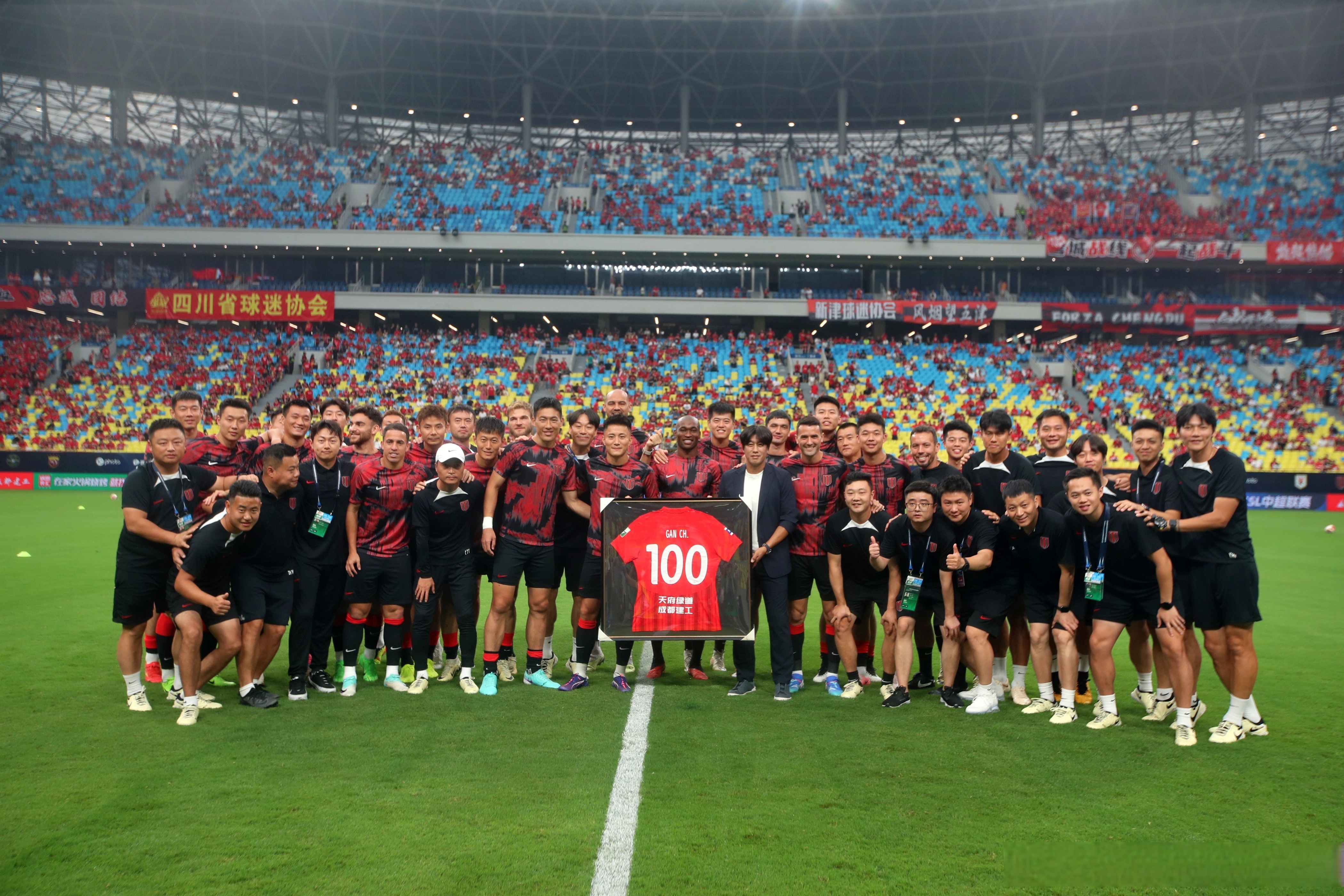 全世界球迷热切期待着各支俱乐部队伍的表现的简单介绍